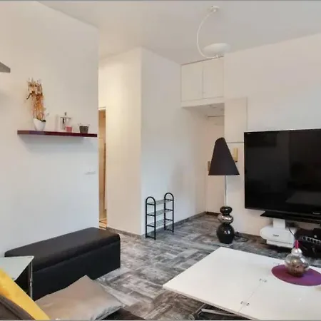 Face Aux Thermes: Lit Double, Terrasse, Wifi