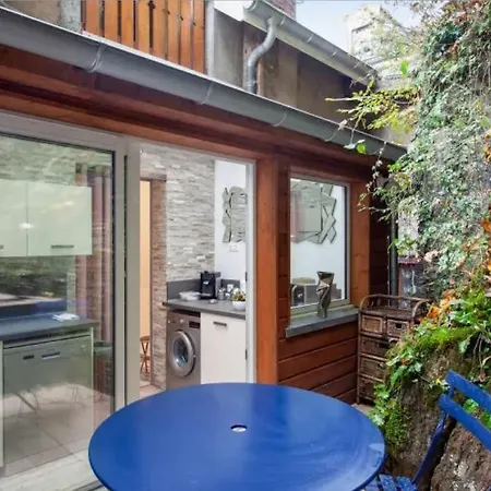 Face Aux Thermes: Lit Double, Terrasse, Wifi